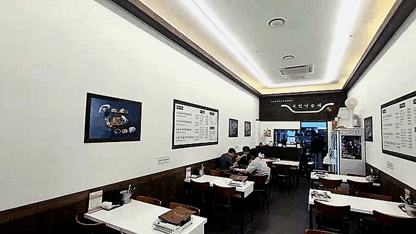 부천 음식점 인테리어 천장 조명과 홀 좌석 전경