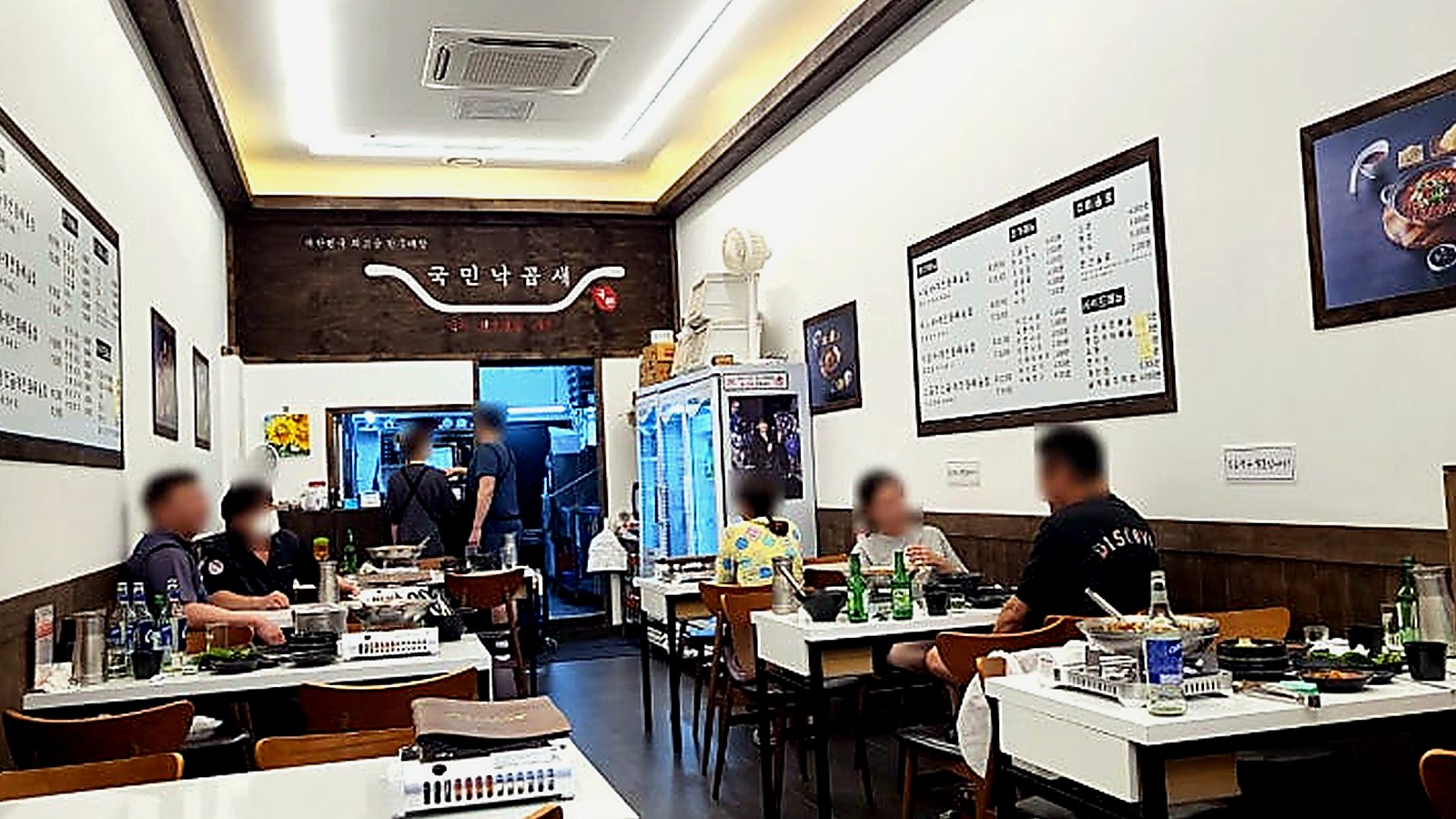 부천 식당 인테리어 단체석과 영업 중 좌석 구성