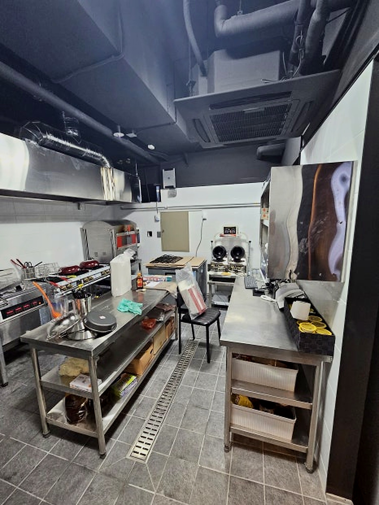 인천 치킨집 인테리어 주방 배기설비와 화구 배치