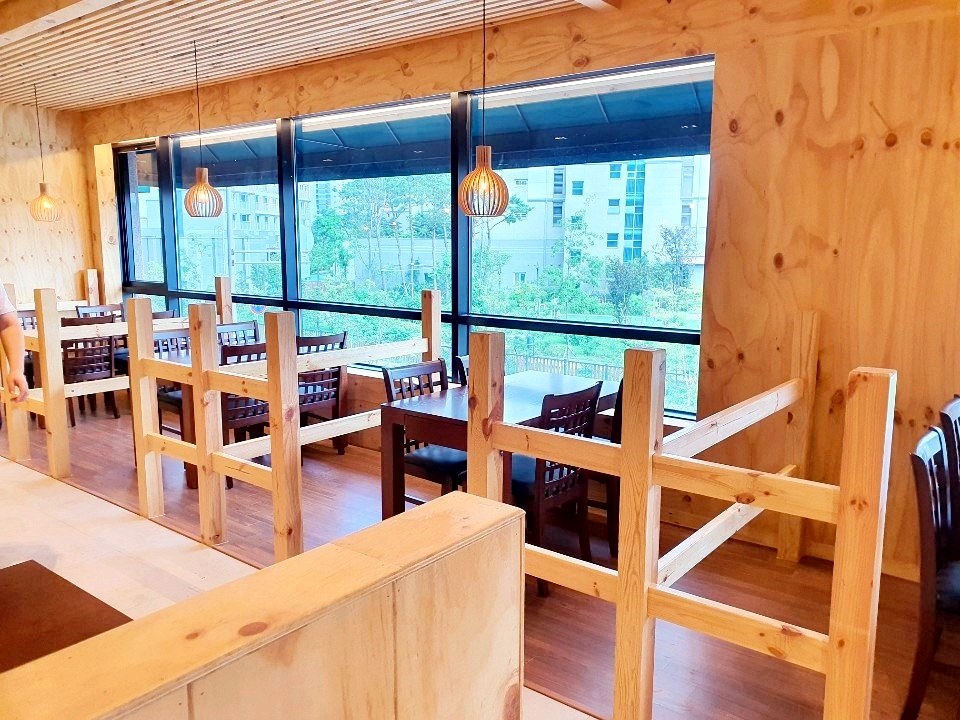 다산신도시 상가 인테리어 창가 좌석과 목재 파티션
