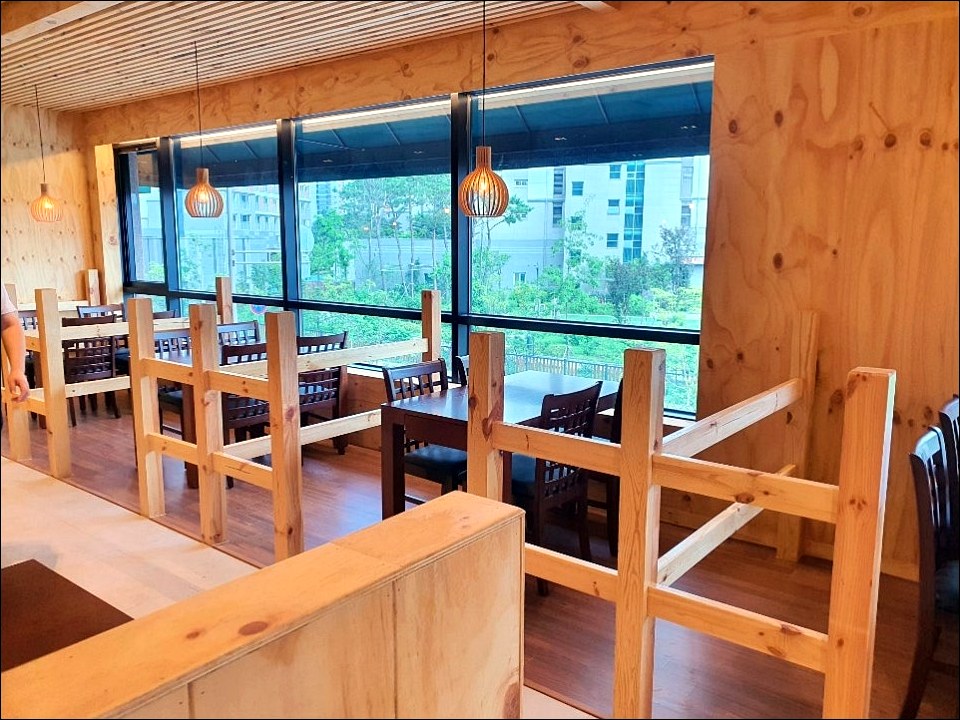 남양주 냉면집 창가 파티션과 좌석 동선 완공