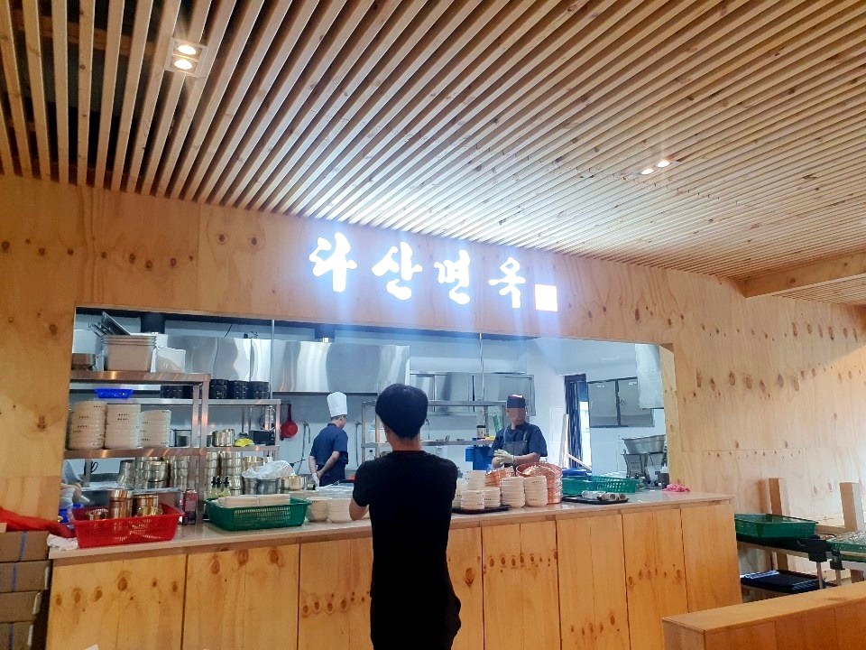남양주 냉면전문점 공사 주방 오픈 카운터와 간판 조명