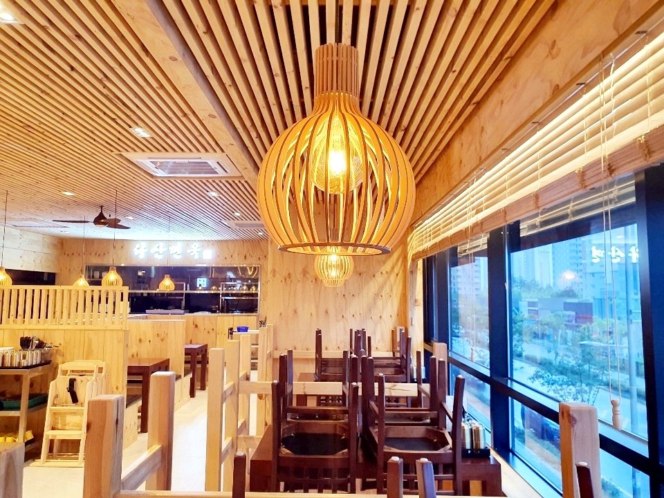 남양주 100평 식당 인테리어 홀 조명과 창가 좌석 완공