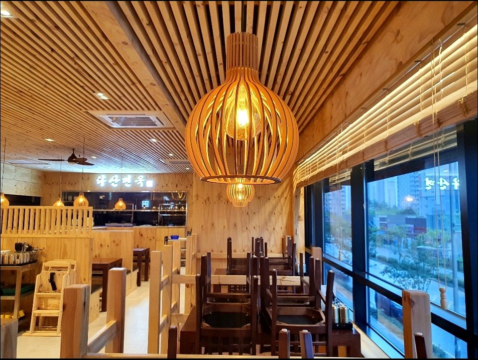 남양주 음식점 리모델링 홀 조명 저녁 분위기