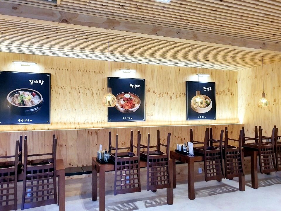남양주 상가 리모델링 완공 후 메뉴 사인과 우드 벽면 마감