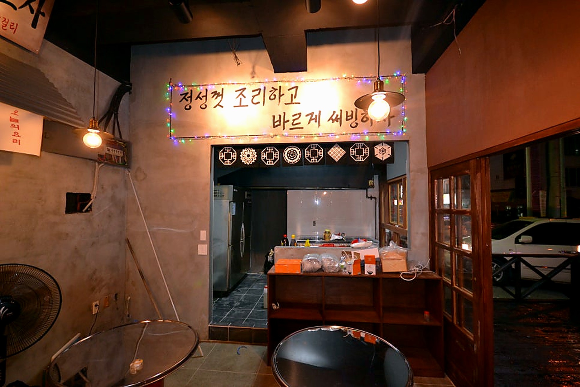 광사동 포차 인테리어 홀과 주방 입구 구성