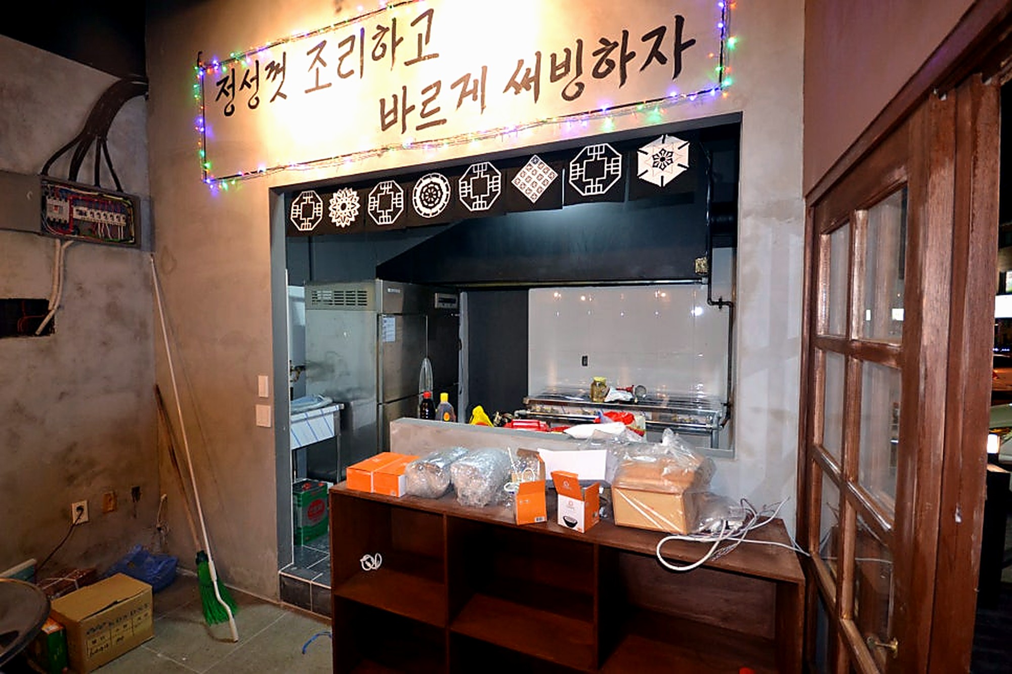 양주 실내포차 인테리어 주방 입구와 카운터